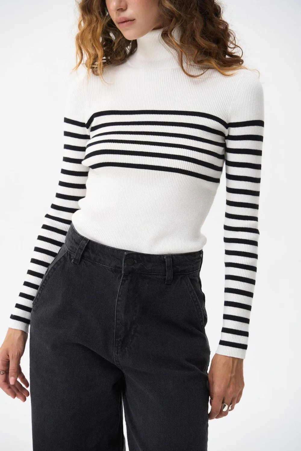 Milk turtleneck sweater with a black stripe