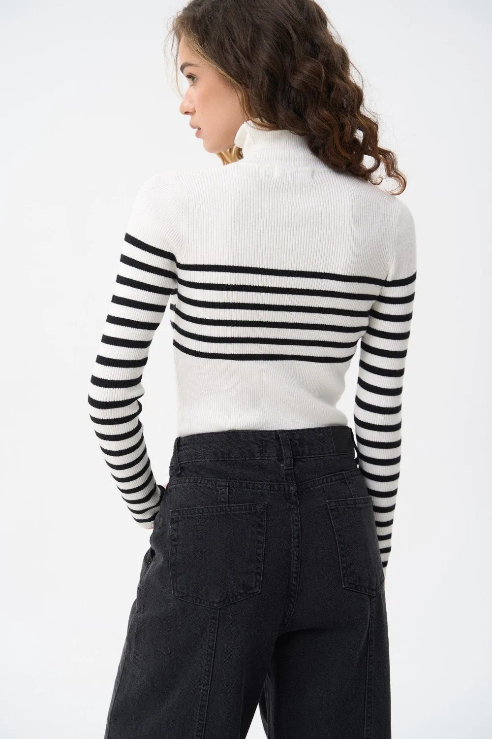 Milk turtleneck sweater with a black stripe