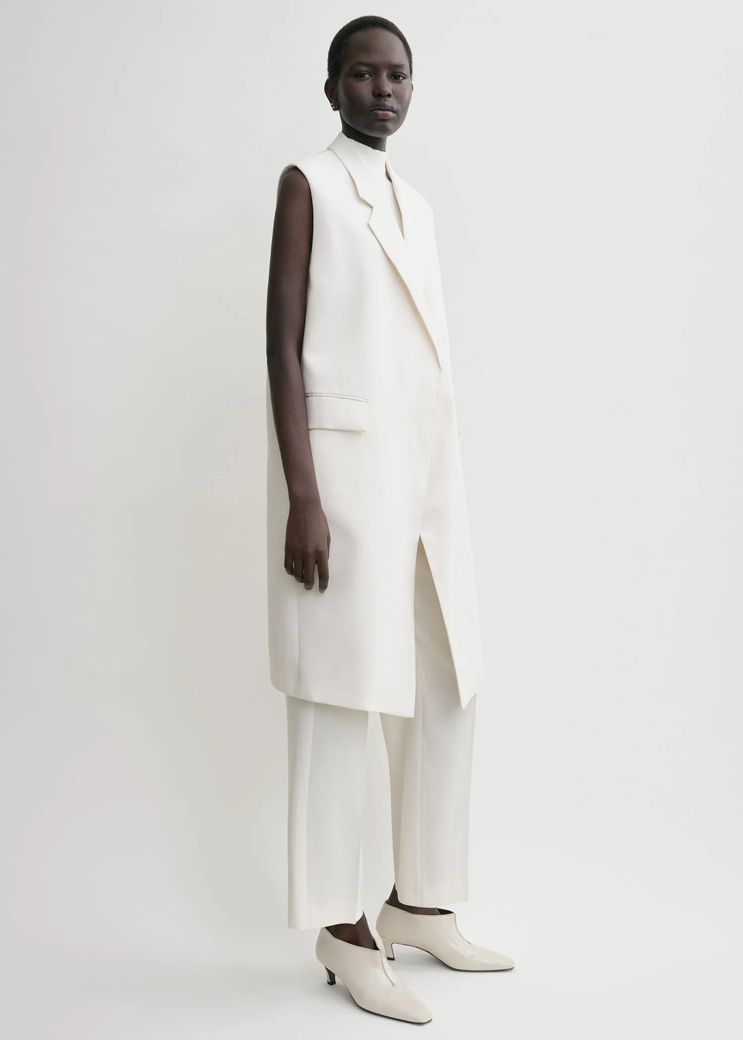 Sleeveless grain de poudre coat off white